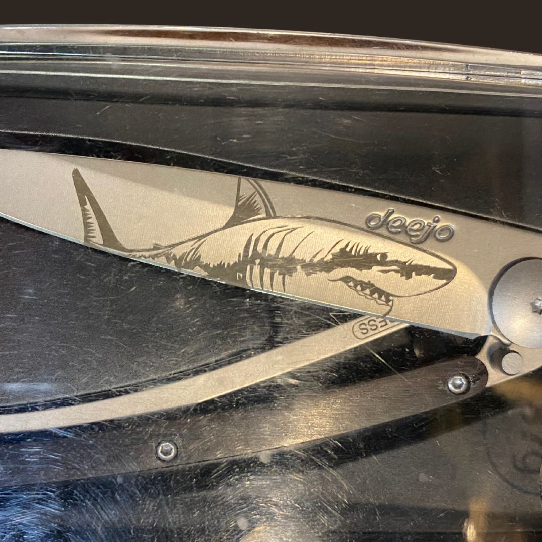 🔪 Couteau Deejo 37 g – Tattoo “Shark”