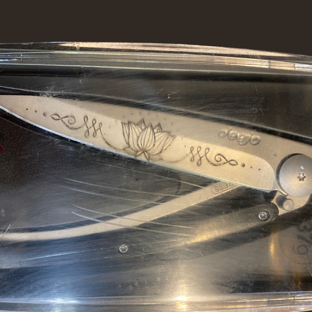 🔪 Couteau Deejo 37 g – Tattoo “Zen Lotus”