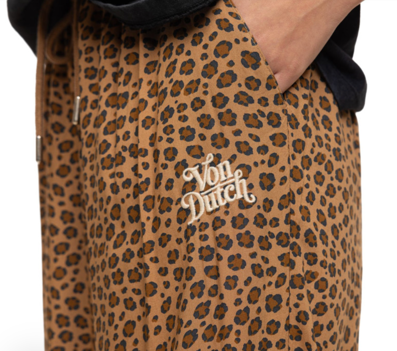 Pantalon Femme Léopard Von Dutch | 100% Viscose Fluide | Un Barbu et Une Blonde
