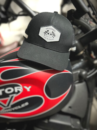 Casquette Un Barbu et Une Blonde BLACK à drapeaux Nos produits