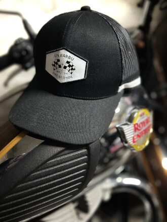 Casquette Un Barbu et Une Blonde BLACK à drapeaux Nos produits