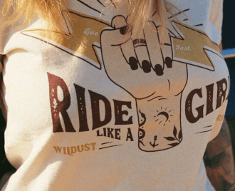 T-shirt Wildust Sisters GIRL Vêtements